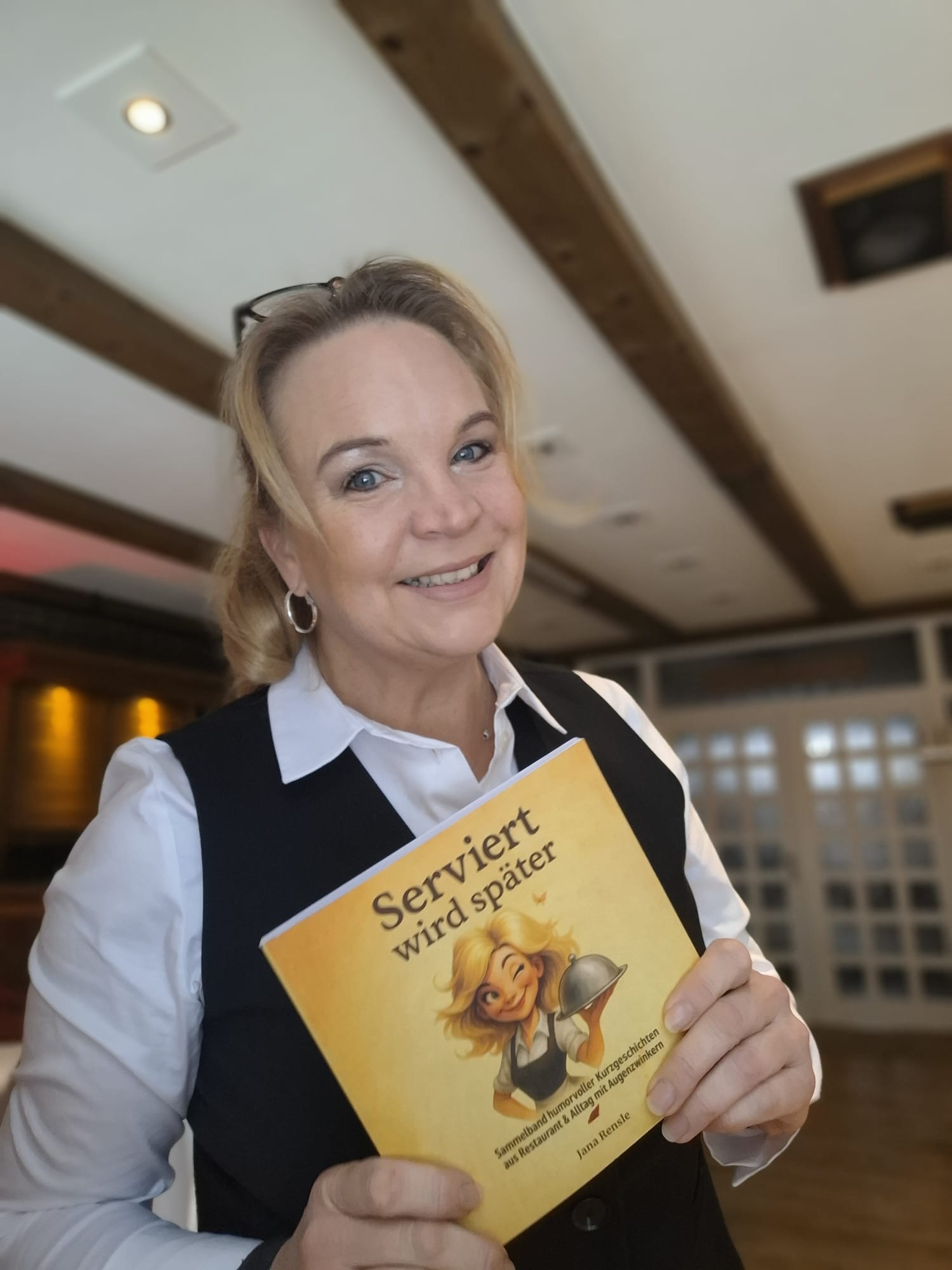 Jana Rensle mit ihrem Buch „Serviert wird später“